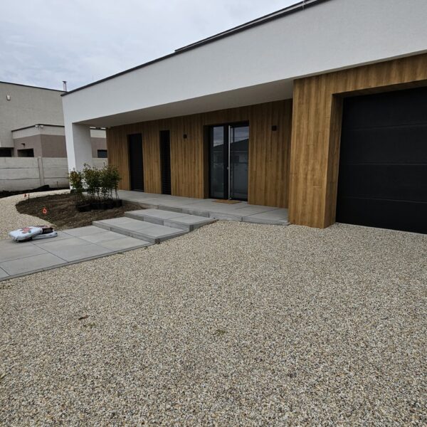 štrkové parkovisko pred domom